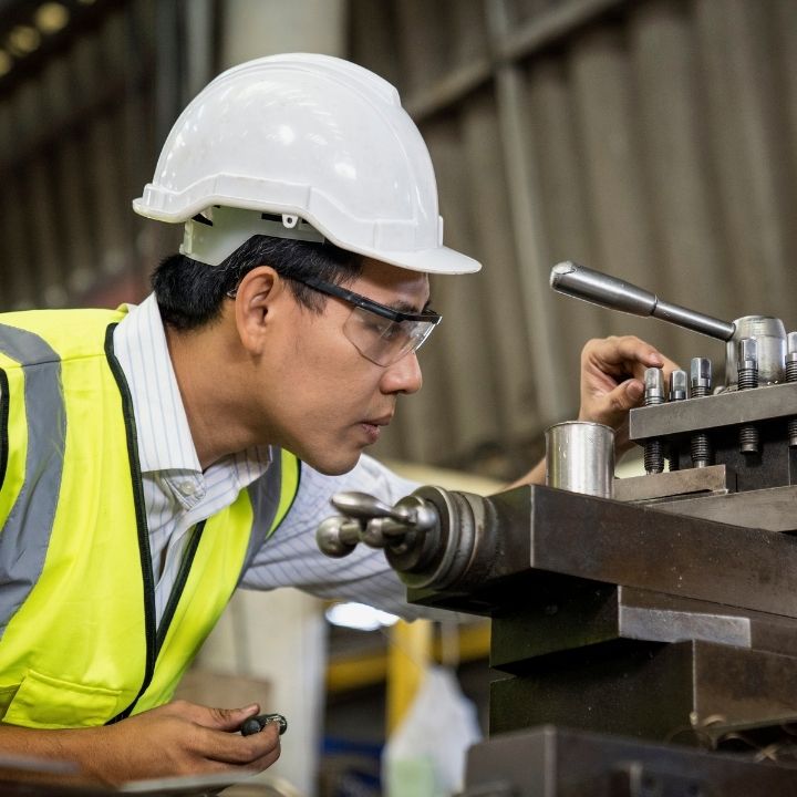 Estudiante manejando máquina CNC