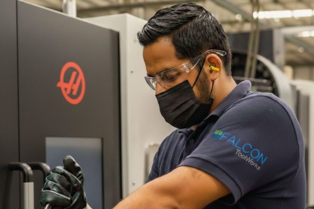 Trabajador con camisa de FalconToolWorks