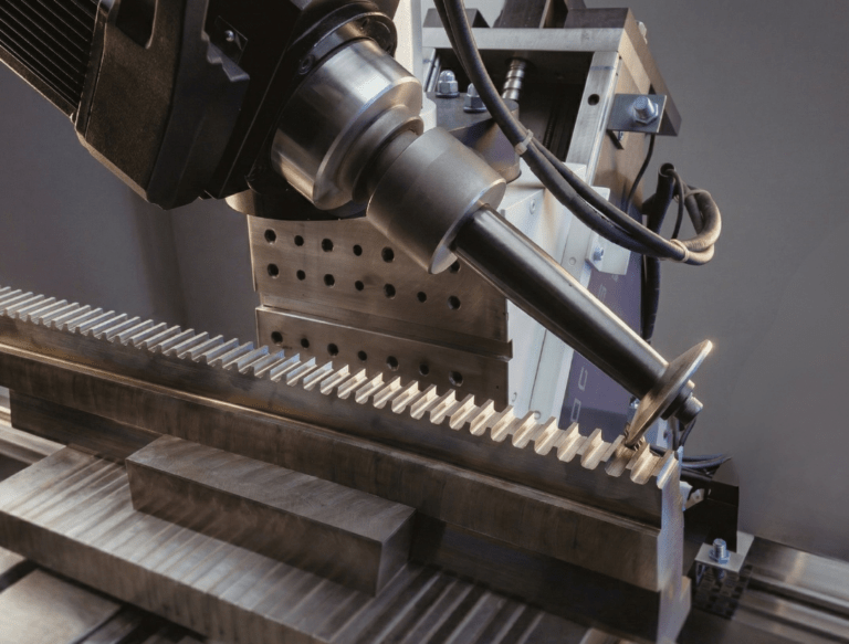 Fresadora CNC industrial mecanizando una pieza metálica con corte de alta precisión