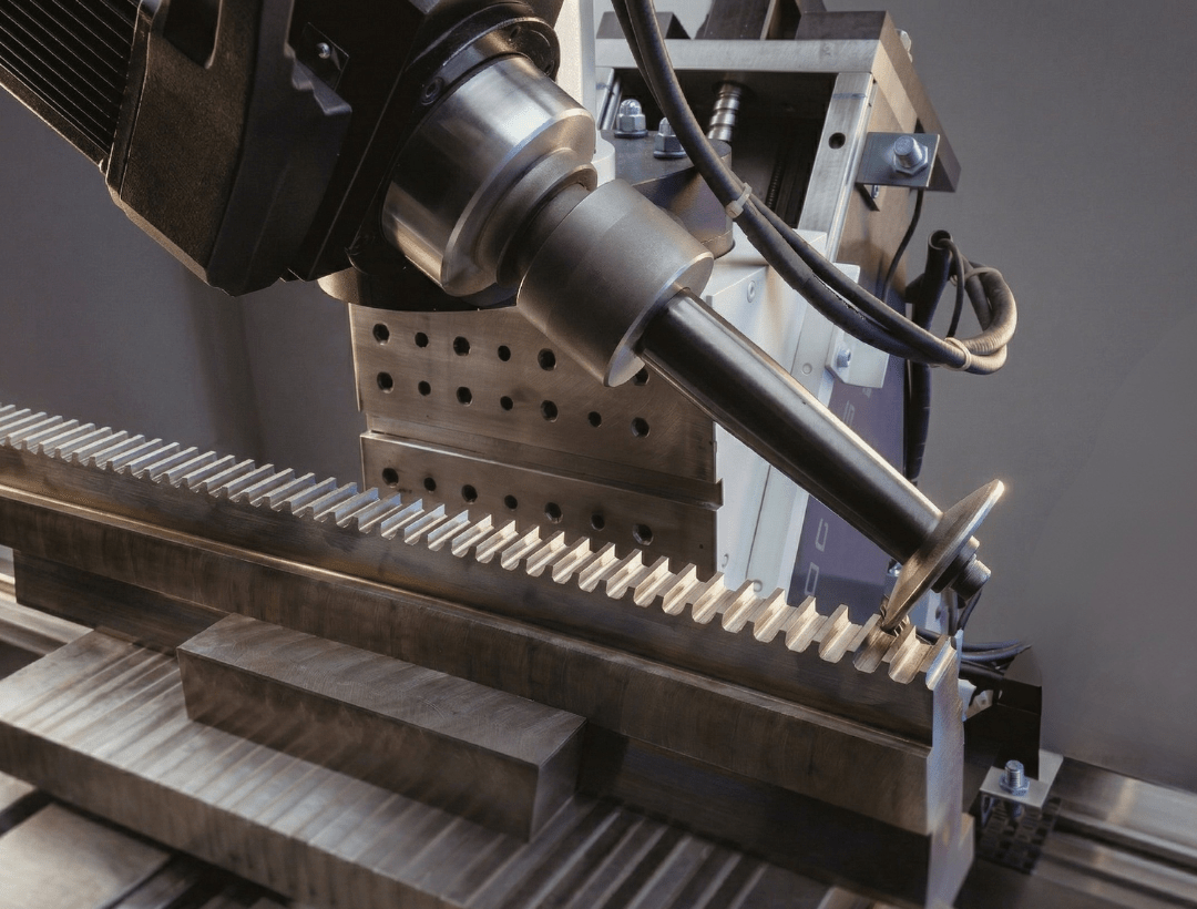 Fresadora CNC industrial mecanizando una pieza metálica con corte de alta precisión