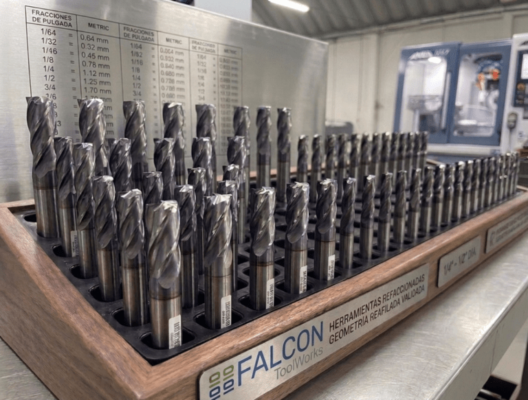 Bandeja organizadora con fresas de carburo Falcon ToolWorks para mecanizado CNC de metales y grafito