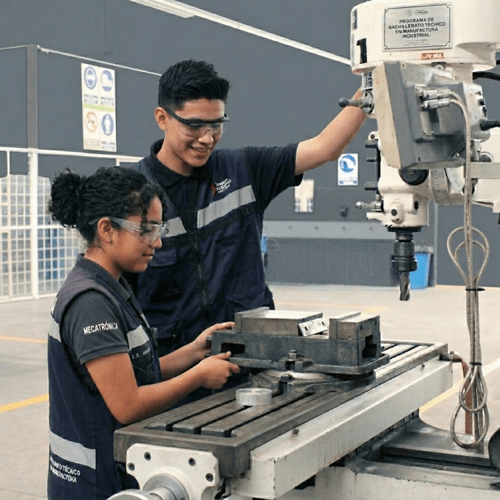 Los estudiantes están operando una fresadora industrial en un taller.